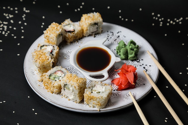 Crabe maki riz fromage à la crème concombre gingembre vue latérale