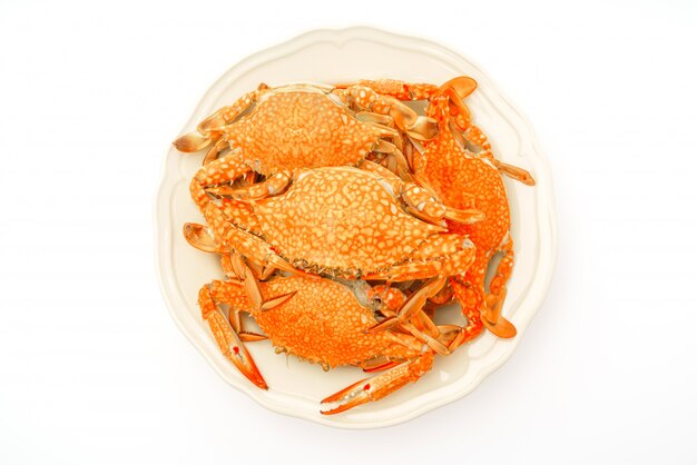 crabes cuits à la vapeur sur fond blanc.