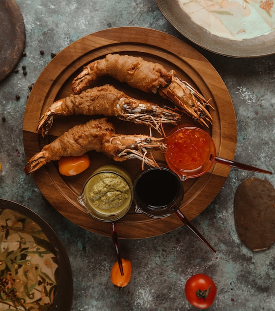 Crabsters rôtis servis avec trois types de vinaigrettes
