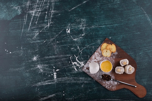 Photo gratuite cracker et délices avec un jaune d'oeuf