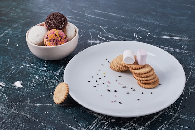 Crackers aux biscuits à la guimauve dans des plats blancs, vue du dessus.