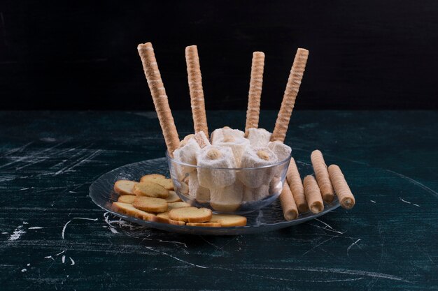 Crackers et gaufres avec lokum turc dans un plateau en verre