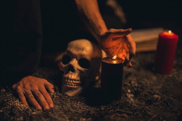 Crâne gros plan avec des bougies allumées