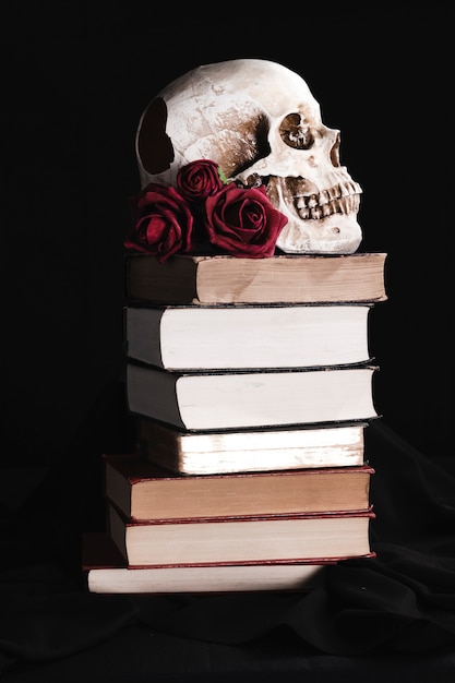 Crâne avec des roses sur des livres