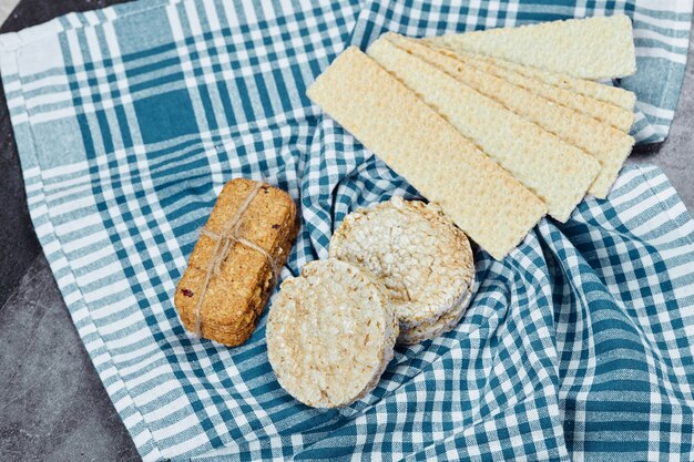 Craquelins assortis sur fond de marbre avec une nappe. Photo de haute qualité