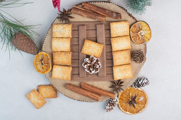 Craquelins aux bâtons de cannelle arôme sur plaque en bois. Photo de haute qualité