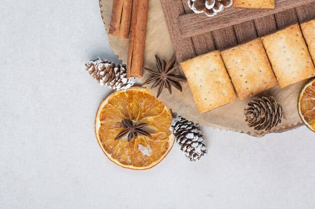 Craquelins aux bâtons de cannelle arôme sur plaque en bois. Photo de haute qualité