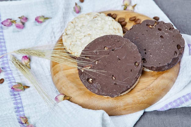 Craquelins De Riz Et De Chocolat Sur Une Plaque En Bois Avec Une Nappe.