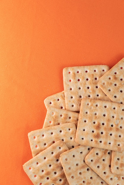 Craquelins de sel sur la table orange