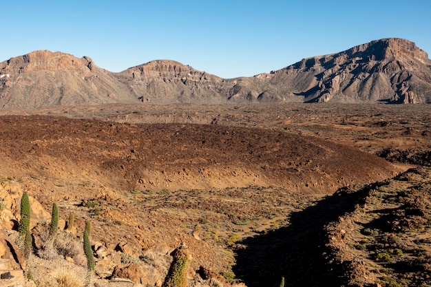 Cratère volcanique avec sol rouge