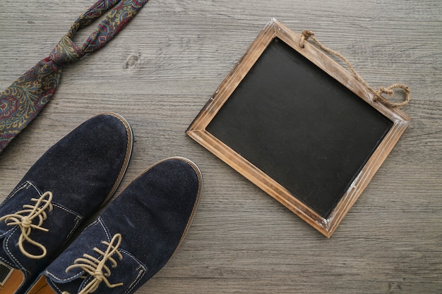 Photo gratuite cravate, chaussures et ardoises pour le jour du père