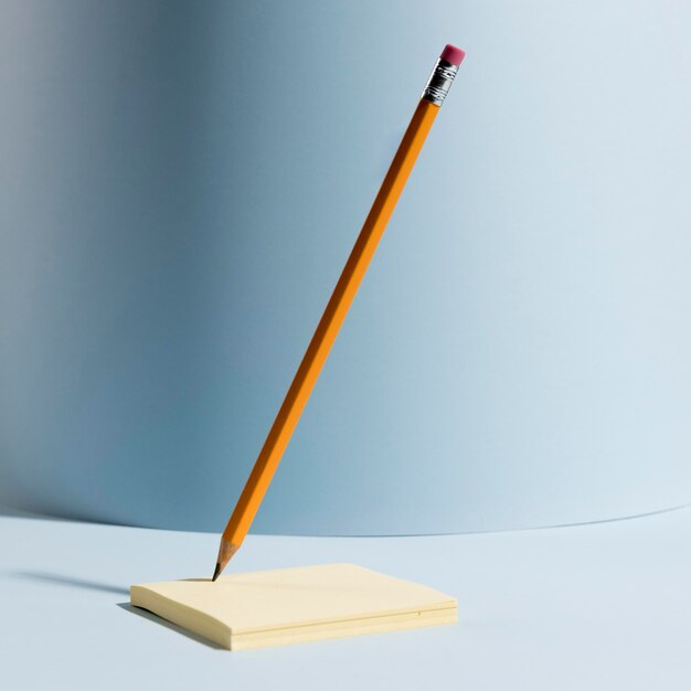 Crayon de bureau gros plan sur des notes collantes