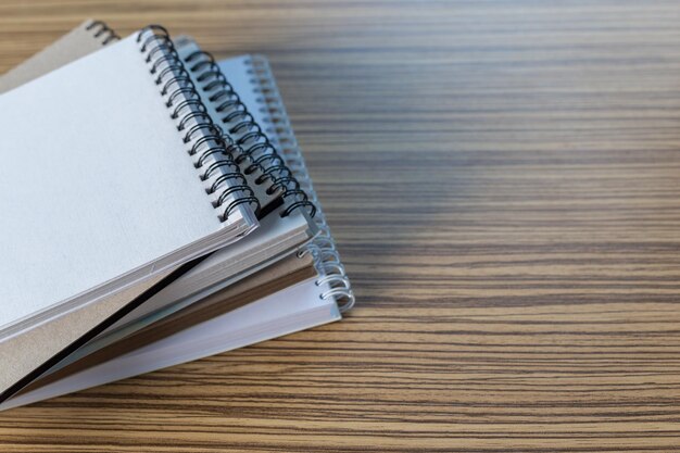 Crayon de couleur et carnet de croquis sur une table