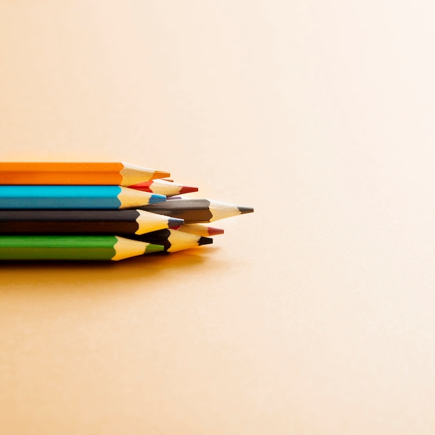 Crayon de couleur coloré sur fond beige