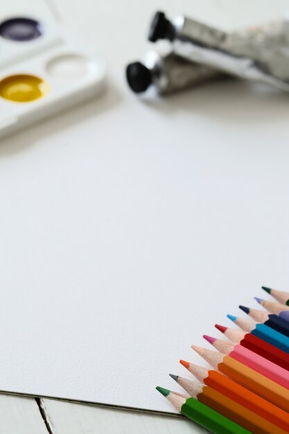 crayons et aquarelles, fond vue de dessus