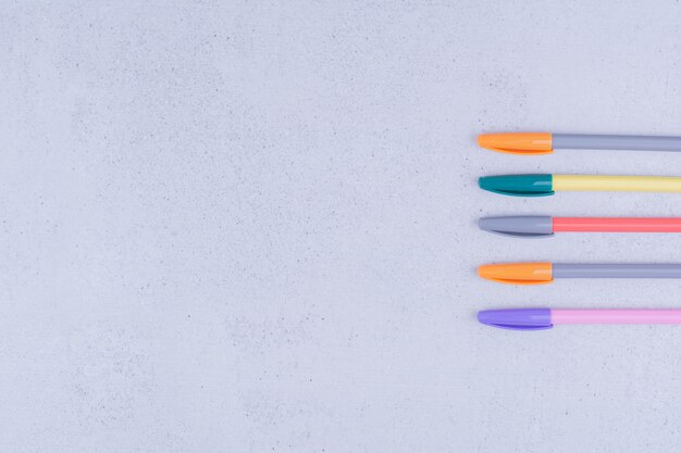 Crayons d'artisanat mandala multicolores isolés sur une surface grise