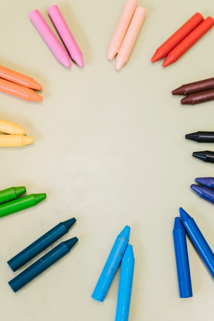 Crayons en cercle sur fond clair