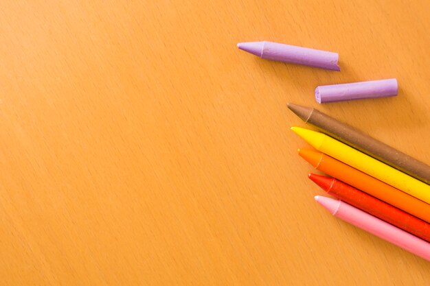 Crayons de cire sur une surface en bois