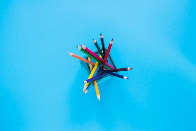 Crayons colorés dans un pot à crayons