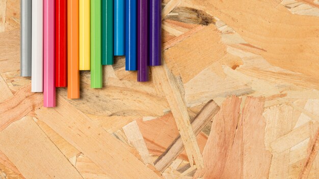 Crayons colorés dans des tons chauds et froids