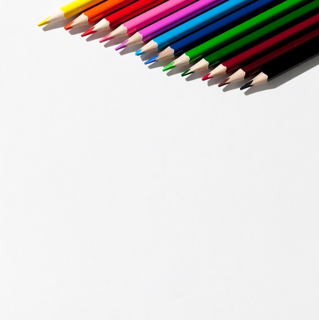 Crayons colorés sur fond blanc