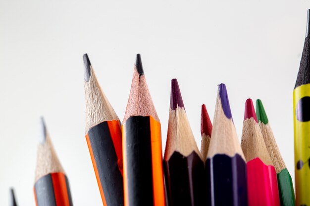 Crayons colorés graphite et crayons à dessin vue rapprochée sur blanc
