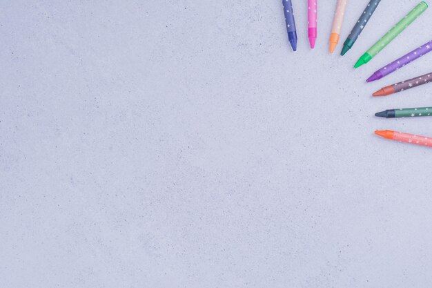 Crayons colorés isolés sur une surface grise