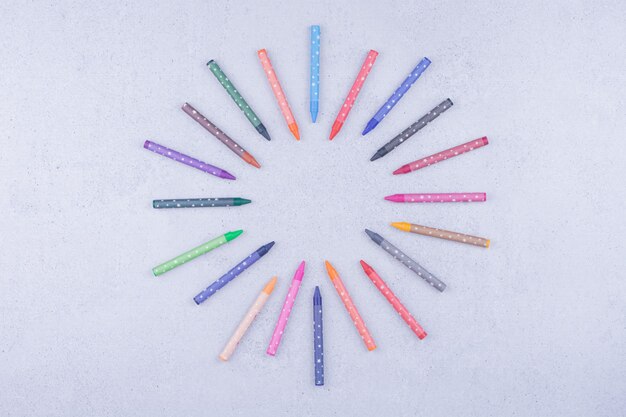 Crayons colorés isolés sur une surface grise