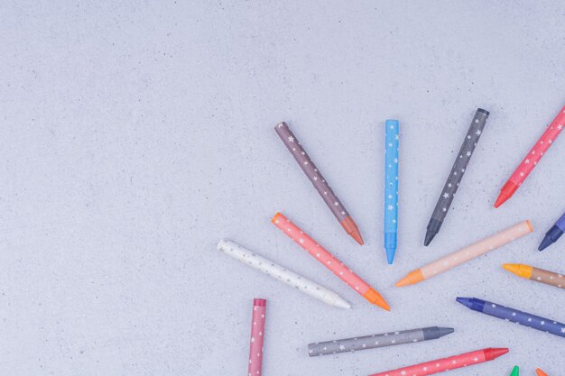 Crayons colorés isolés sur une surface grise