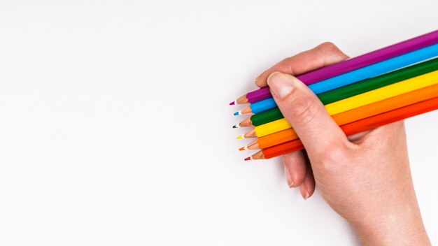 Crayons colorés à la main