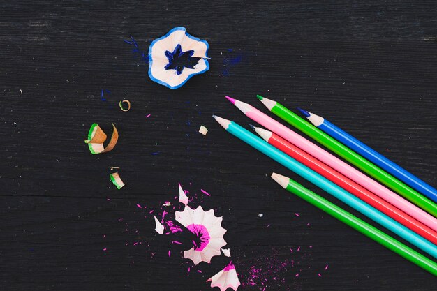 Crayons et copeaux sur la table