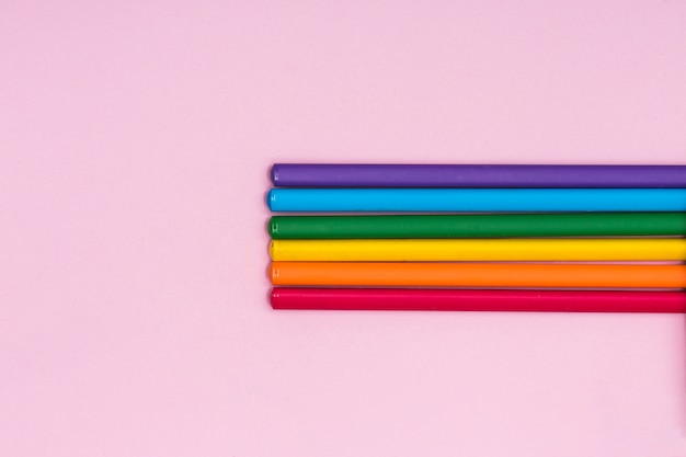 Photo gratuite crayons de couleur arc-en-ciel lgbt