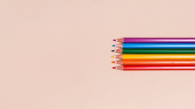 Photo gratuite crayons de couleur en bois lgbt