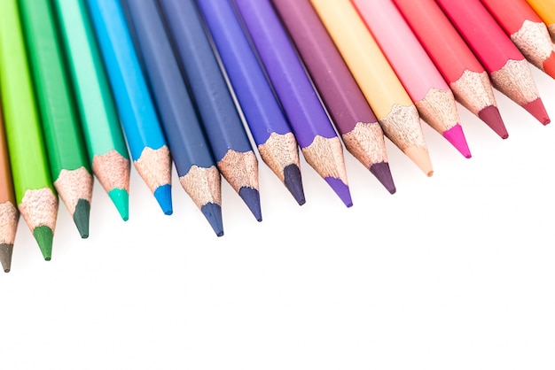 Crayons de couleur sur un fond blanc