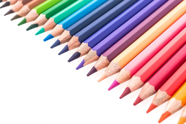 Crayons de couleur sur un fond blanc