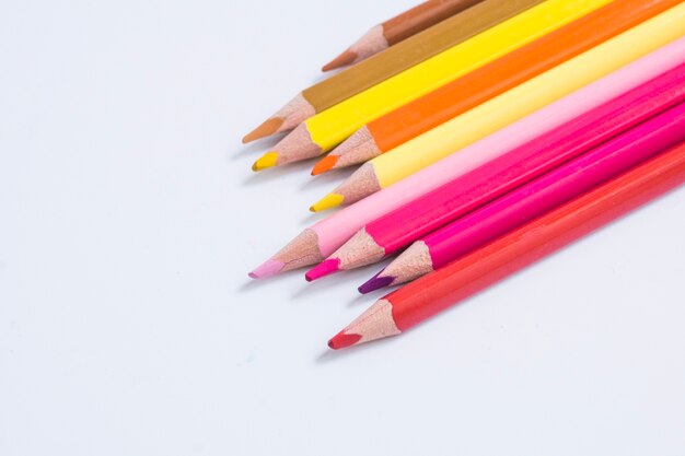 Crayons de couleur sur fond blanc