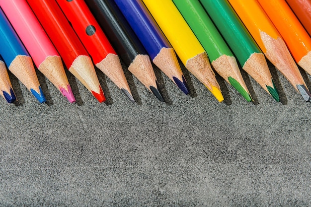 Crayons de couleur sur fond gris clair gros plan Collection de fournitures scolaires retour au modèle de maquette de concept d'éducation scolaire pour bannière