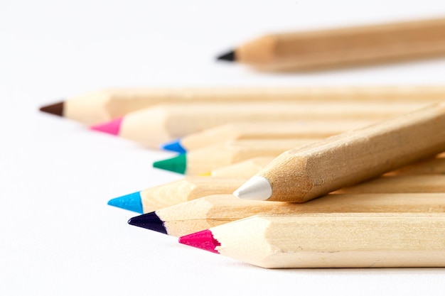 Photo gratuite crayons de couleur isolés sur fond blanc bouchent