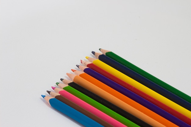 Crayons De Couleur Isolés Sur Fond Blanc. Fermez.