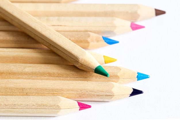 Crayons de couleur isolés sur fond blanc de près