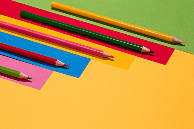 Crayons de couleur et papier de couleur