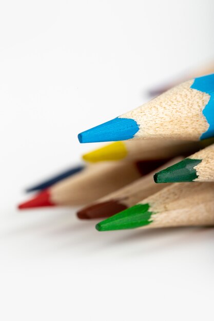 Crayons de couleur pour dessiner de plus près sur un bureau blanc