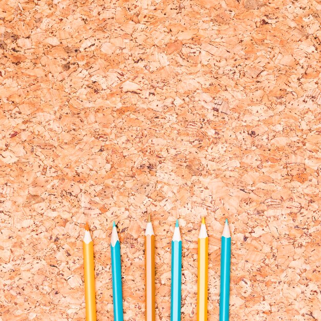 Crayons de couleur sur table en bois