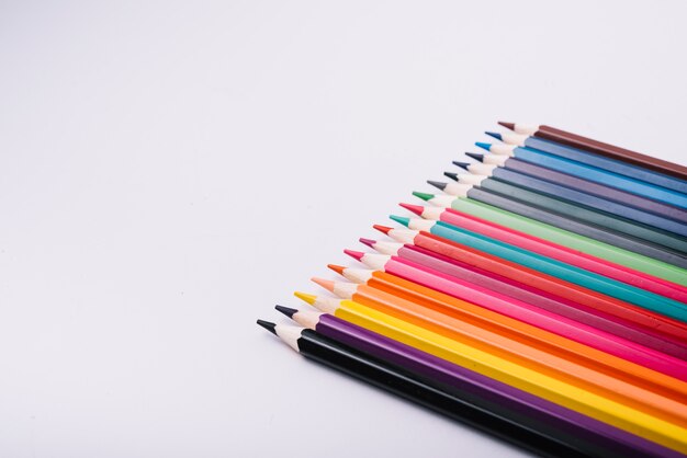 Crayons de couleurs différentes