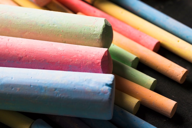 Crayons crayeux placés sur le tableau noir