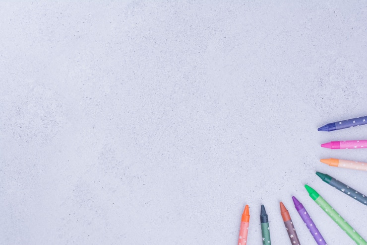 Photo gratuit crayons ou crayons colorés sur fond gris.