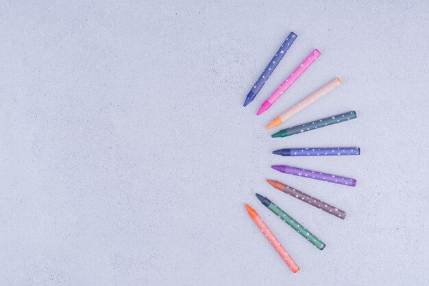 Crayons ou crayons multicolores en composition géométrique