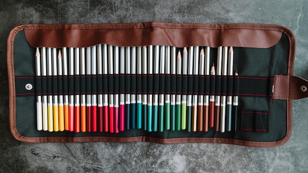 Photo gratuite crayons dans un sac en cuir