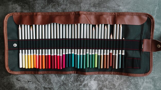 Crayons dans un sac en cuir