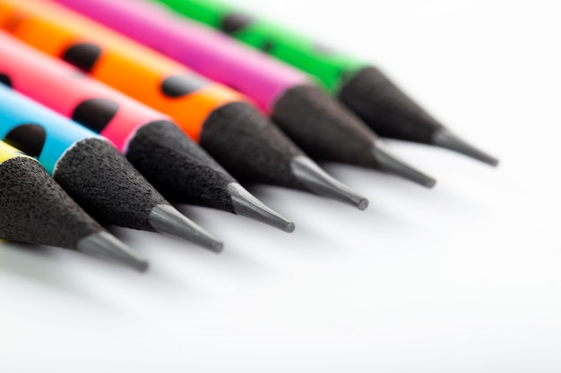 Photo gratuite crayons graphite colorés conçus bordés de blanc